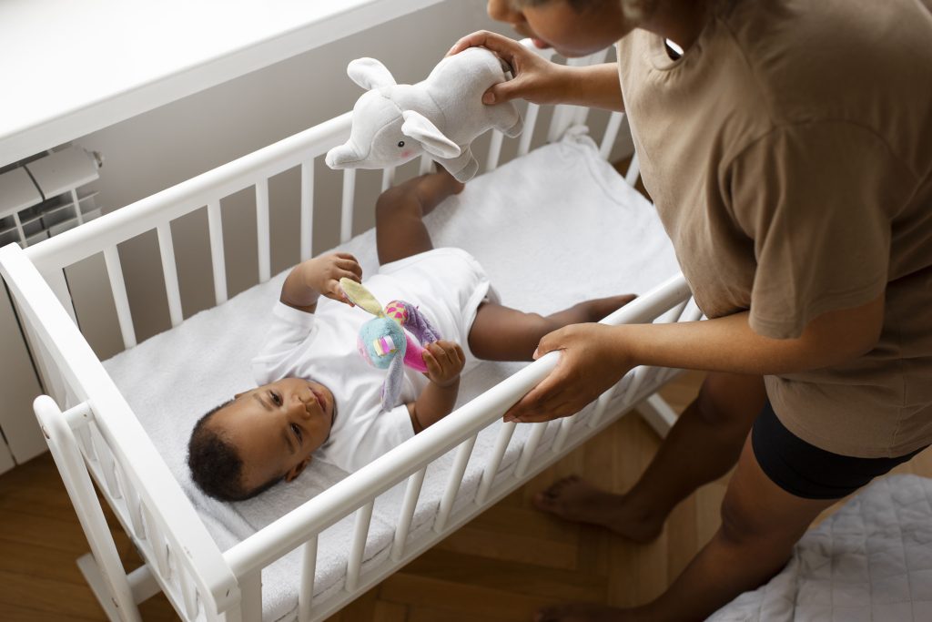 Bebés recién nacidos en la cuna